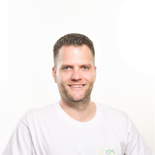 Pascal Störmer - Spezialist für verkaufspsychologische Website-Gestaltung – lächelt in die Kamera.