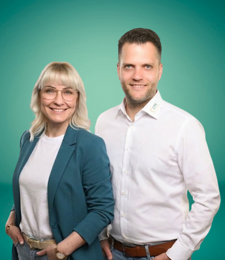 Caro und Pascal von CPS Web Solutions stehen entspannt und lächeln in die Kamera.