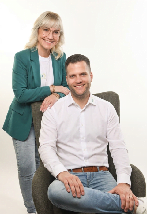 Carolin und Pascal Störmer von CPS Web Solutions. Pascal sitzt auf einem Sessel, während Carolin sich hinter ihm anlehnt.