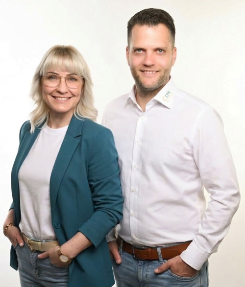 Caro und Pascal von CPS Web Solutions stehen entspannt und lächeln in die Kamera.