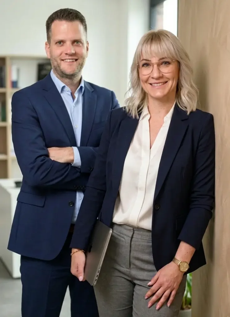 Caro und Pascal von CPS Web Solutions stehen entspannt und lächeln in die Kamera.