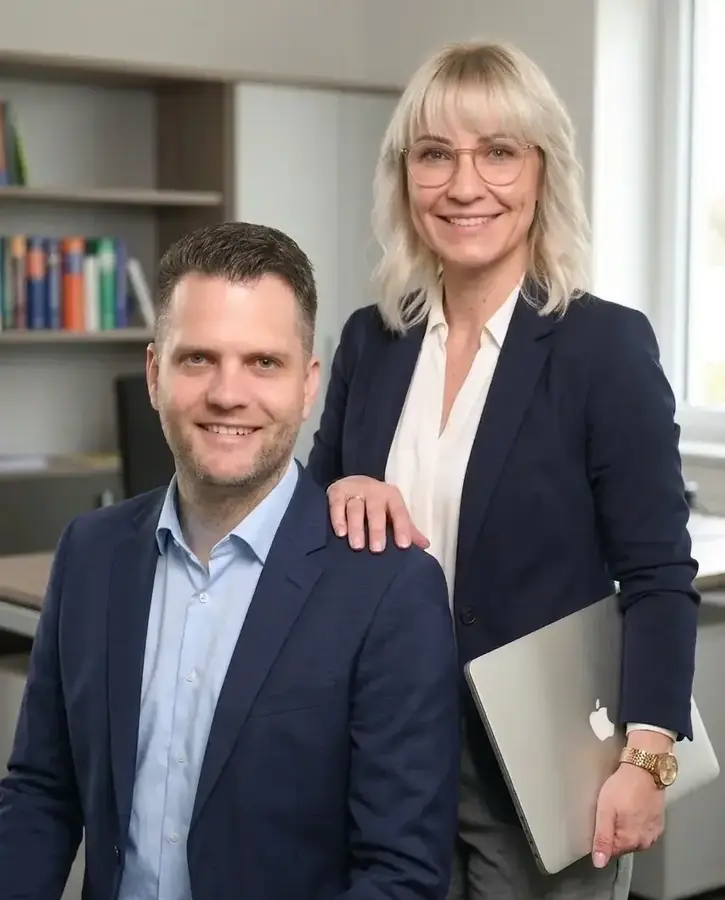 Caro und Pascal von CPS Web Solutions schauen entspannt in die Kamera.