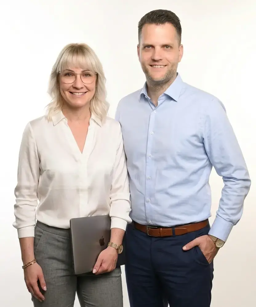 Caro und Pascal von CPS Web Solutions stehen entspannt und lächeln in die Kamera.