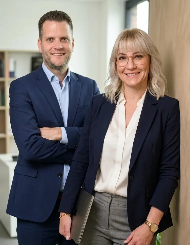 Caro und Pascal von CPS Web Solutions stehen entspannt und lächeln in die Kamera.