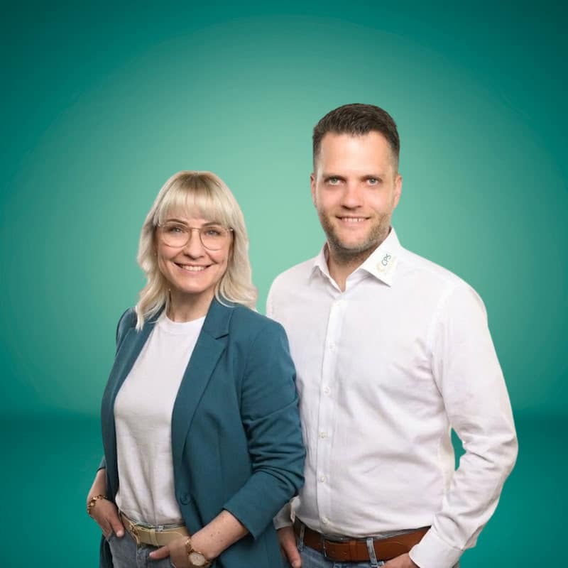 Caro und Pascal von CPS Web Solutions stehen entspannt und lächeln in die Kamera.