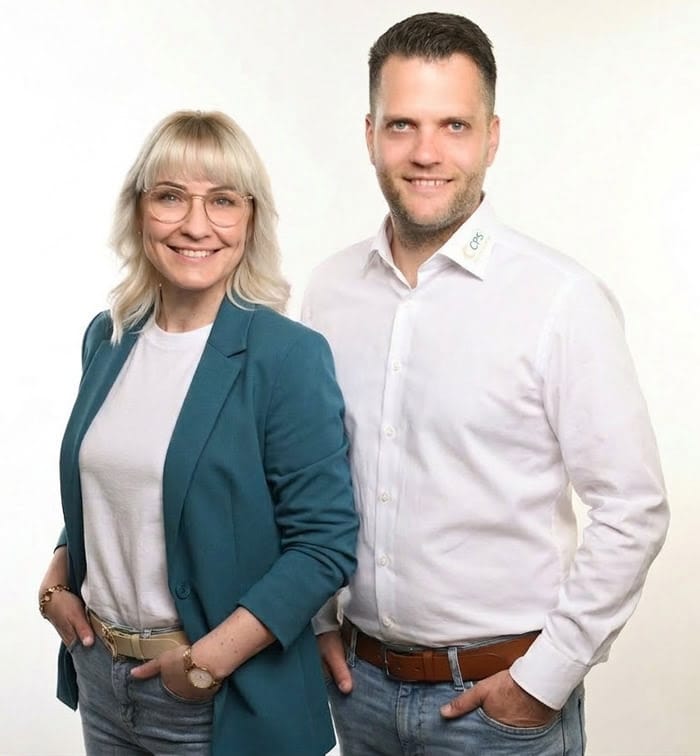 Caro und Pascal von CPS Web Solutions stehen entspannt und lächeln in die Kamera.