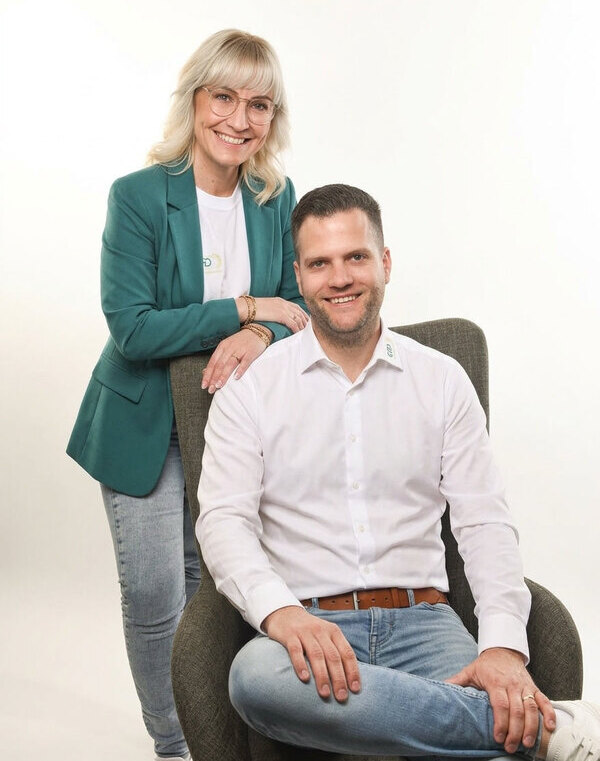 Carolin und Pascal Störmer von CPS Web Solutions. Pascal sitzt auf einem Sessel, während Carolin sich hinter ihm anlehnt.