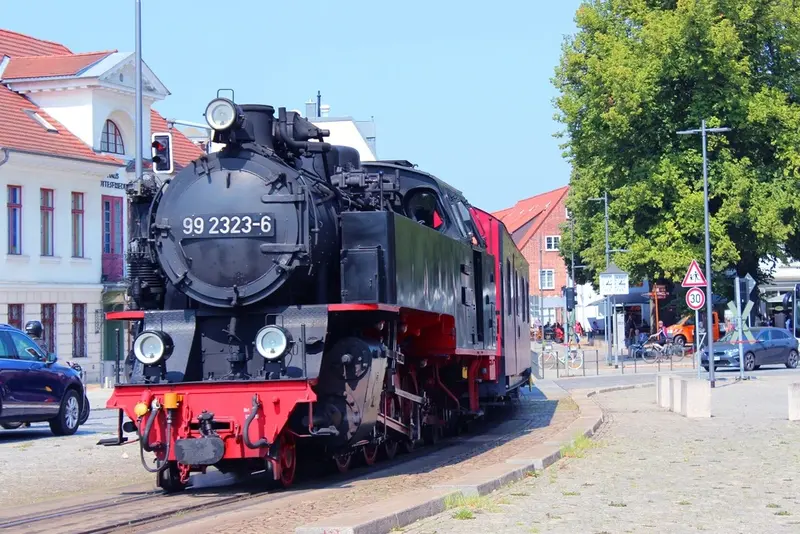 Molli Dampfbahn fährt durch Bad Doberan – historische Bäderbahn in Mecklenburg-Vorpommern